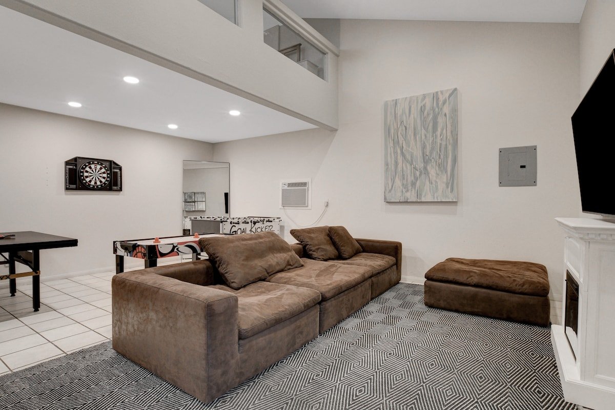 Gorgeous 5BR w/Casita Pool & Spa gallery image 4