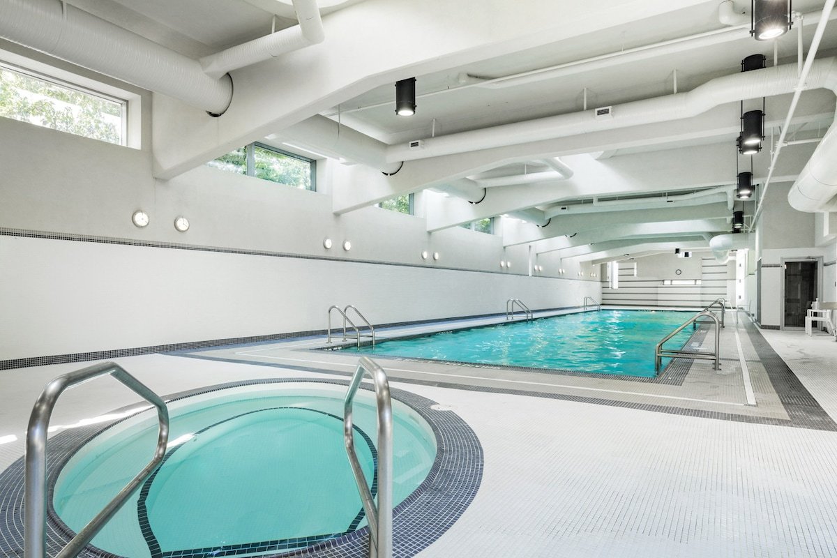 King Bed|Stunning Water Views|POOL|Hot Tub|GYM gallery image 3