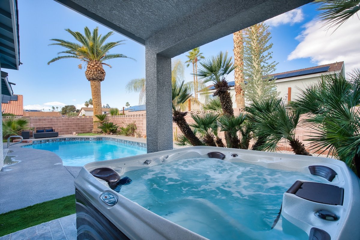 Oasis CLOSE 2 STRIP! Private Hot tub & Heated Pool gallery image 2