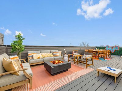 The Banjo – Huge Rooftop + 1.5 miles to Broadway