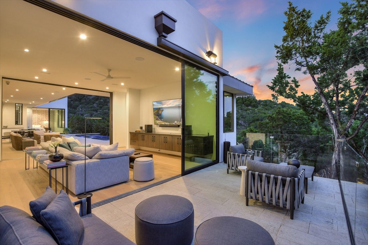 Above Accolade I Luxury Services I Pool/Spa I Saun gallery image 4