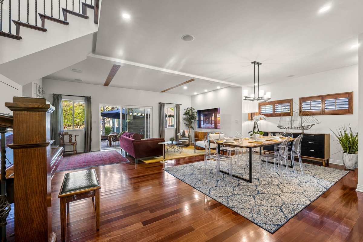 187 – Chic & Spacious Retreat/Pool/Hot Tub/Yard gallery image 4