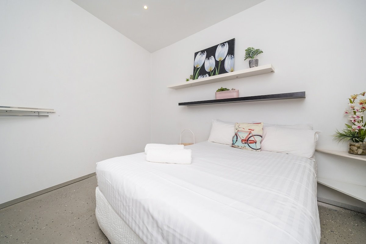 Huge Light 2 Level Entertainer Home gallery image 4