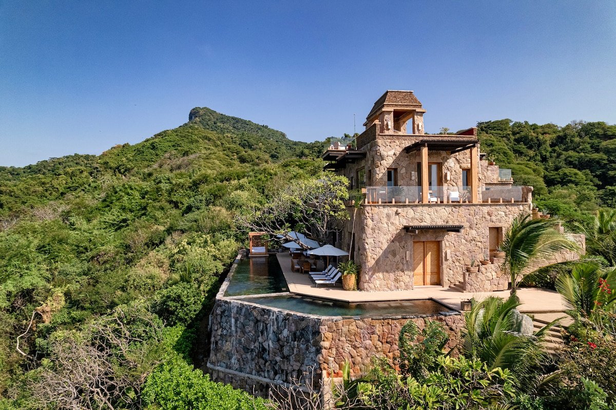 Secluded Oceanfront Sanctuary / Panoramic Views