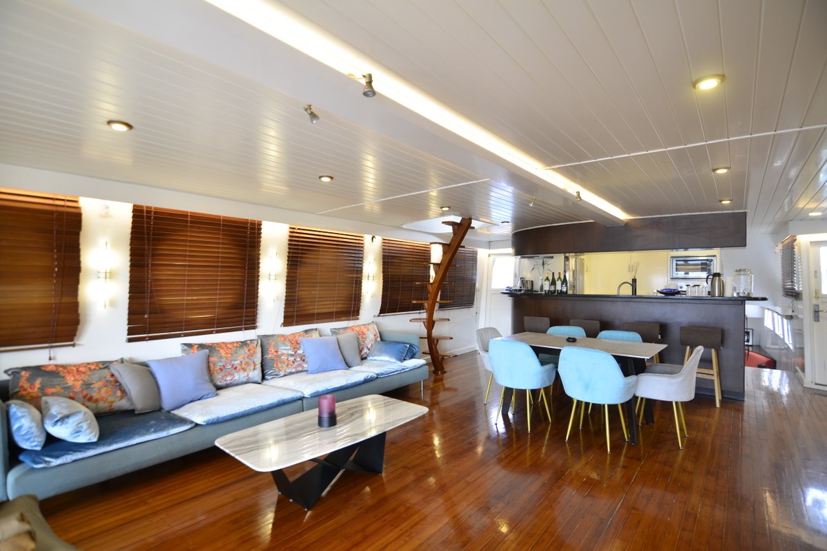 3000 sq ft. 3 Storeys Houseboat – Black Dragon