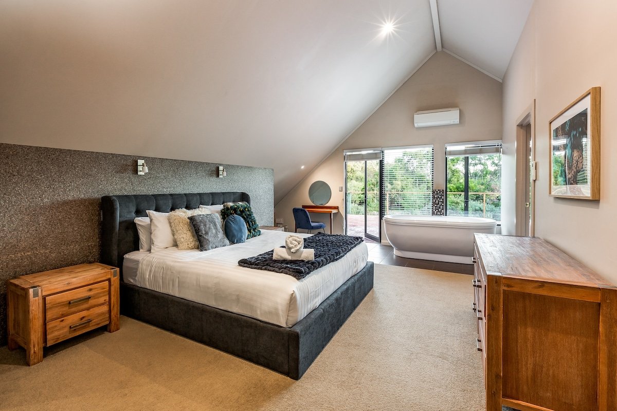 Trinder Retreat—Luxe Nature Escape + Alfresco Bath gallery image 4