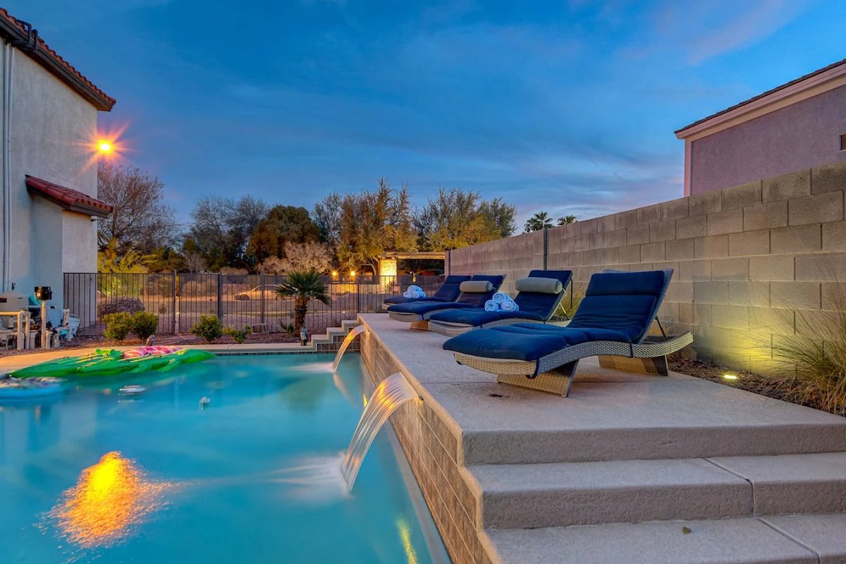 Bright & Modern Oasis | Spa, Pool, 10min to Strip gallery image 3