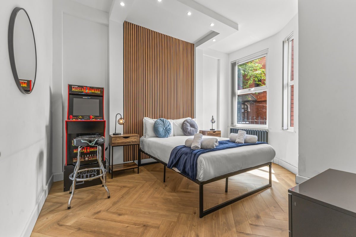 Modern City Townhouse with Free Street Parking gallery image 2