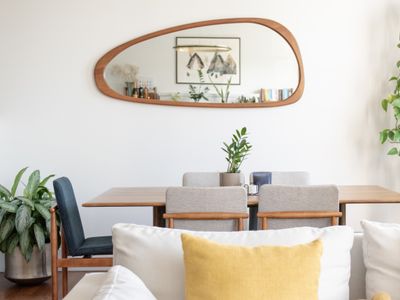 Designer Victorian Apartment w/Garage