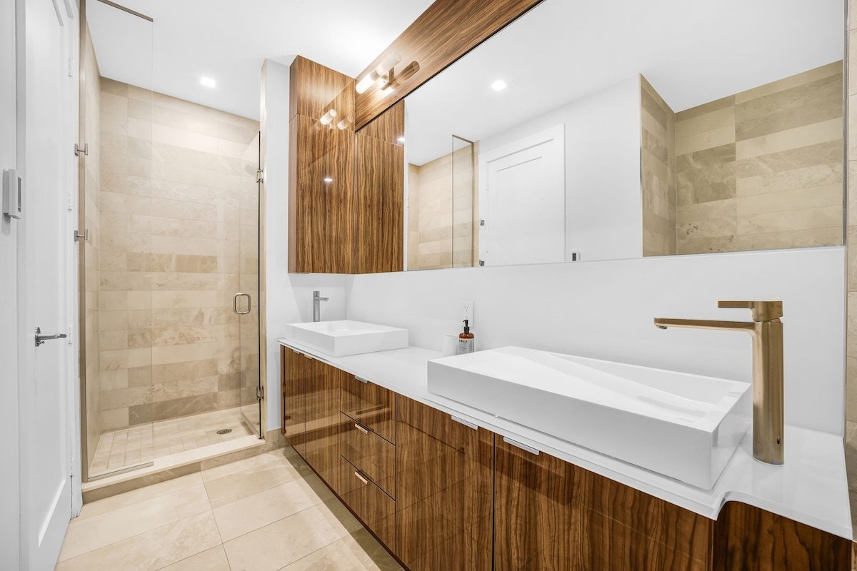 CN Tower View 4BD Penthouse+Rogers Centre+Parking gallery image 5