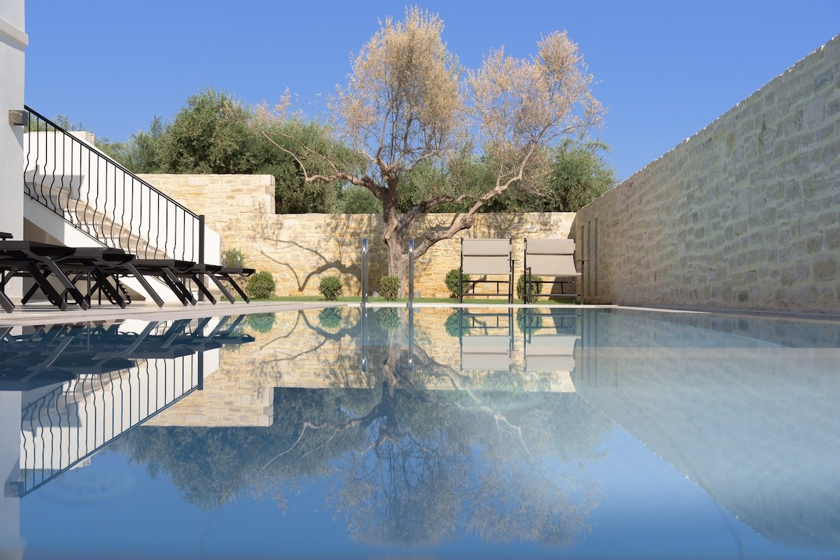 Ivory Villa, Pool, Heated SpaWhirlpool, Sauna &Gym gallery image 5