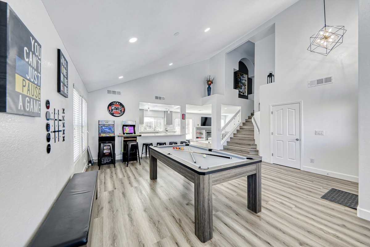 Spacious 5BR: Mins from LV Strip gallery image 4