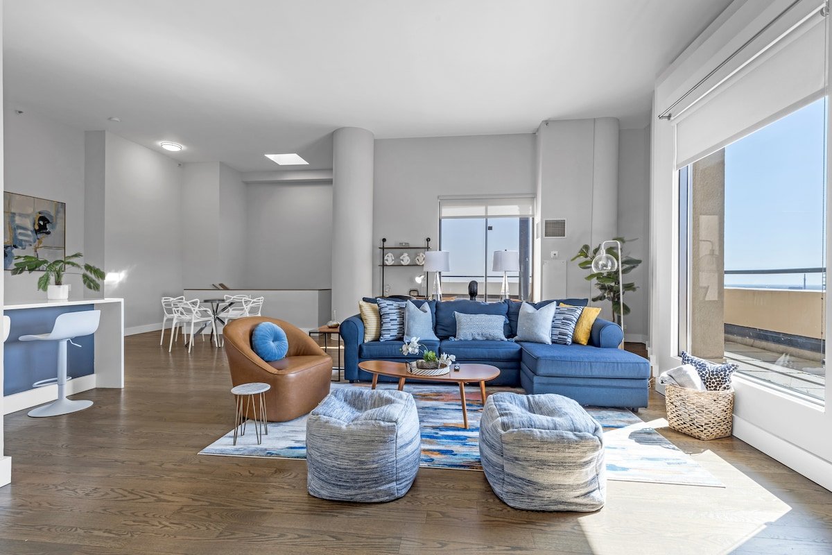 DTown Penthouse 2bd +Parking, Gym, Pvt Patio, Pool gallery image 4