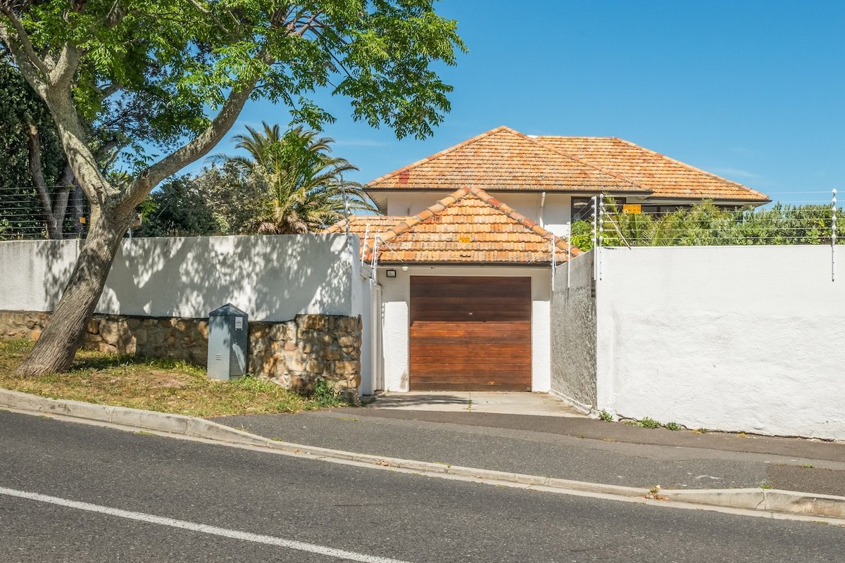 Camps Bay Gorgeous Bright Spacious Home gallery image 5