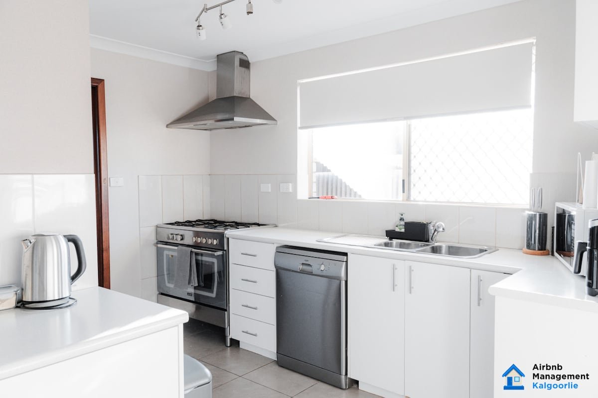 Large 5 bed house across Spudshed and golf course gallery image 4