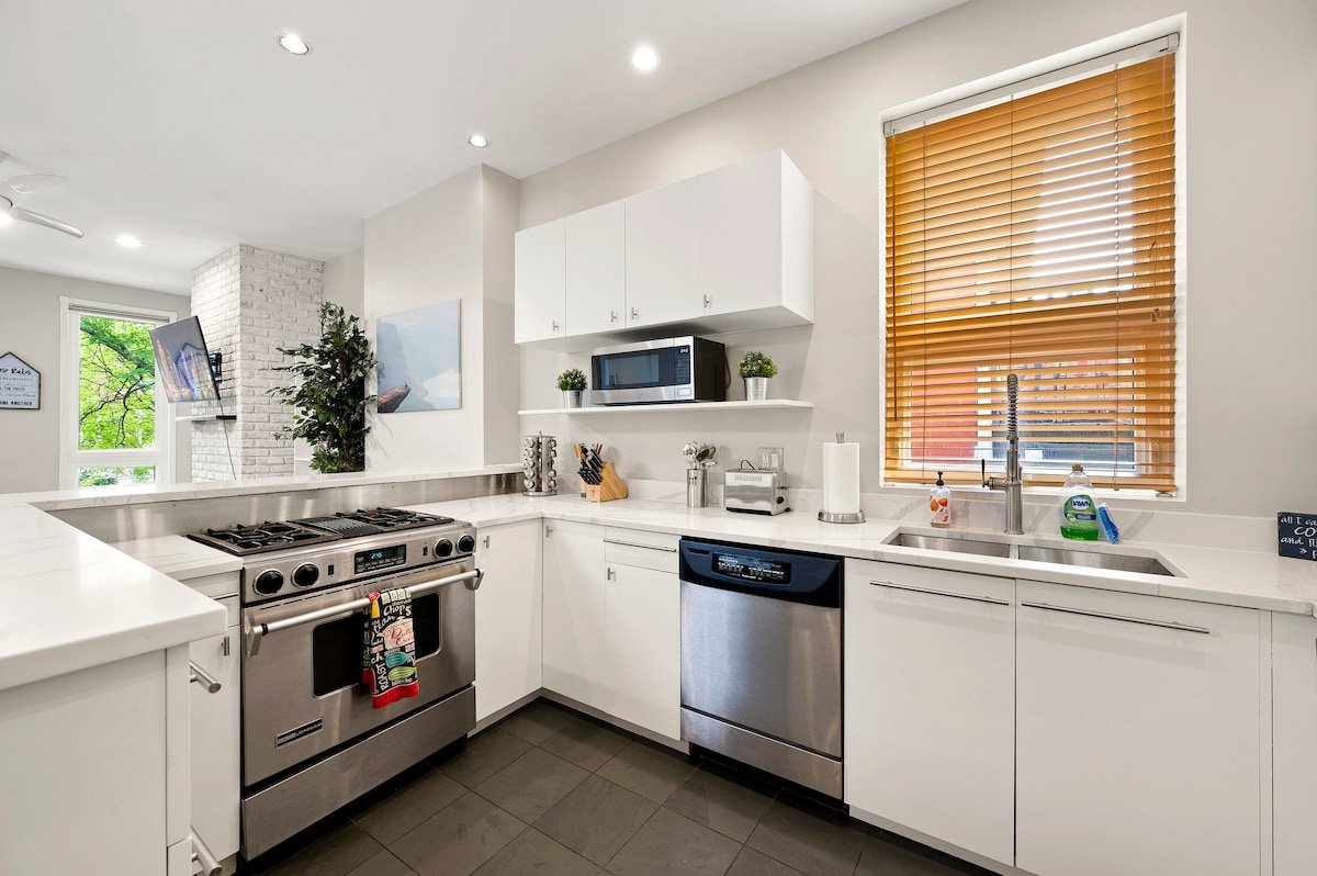 LUXURIOUS LINCOLN PARK Home w/ Rooftop (+parking) gallery image 5