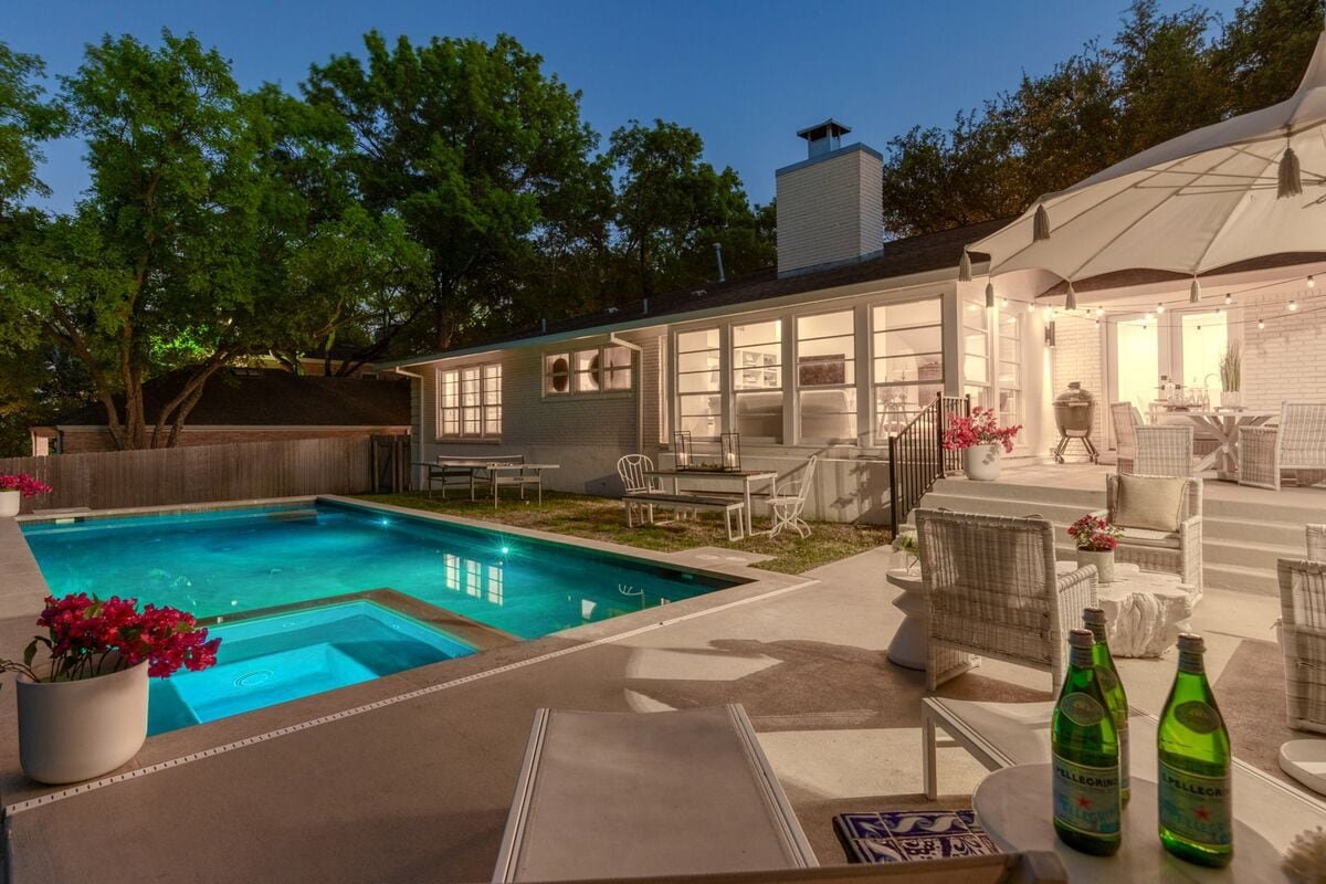 Downtown | Heated Pool | Hot Tub | Ping Pong gallery image 4