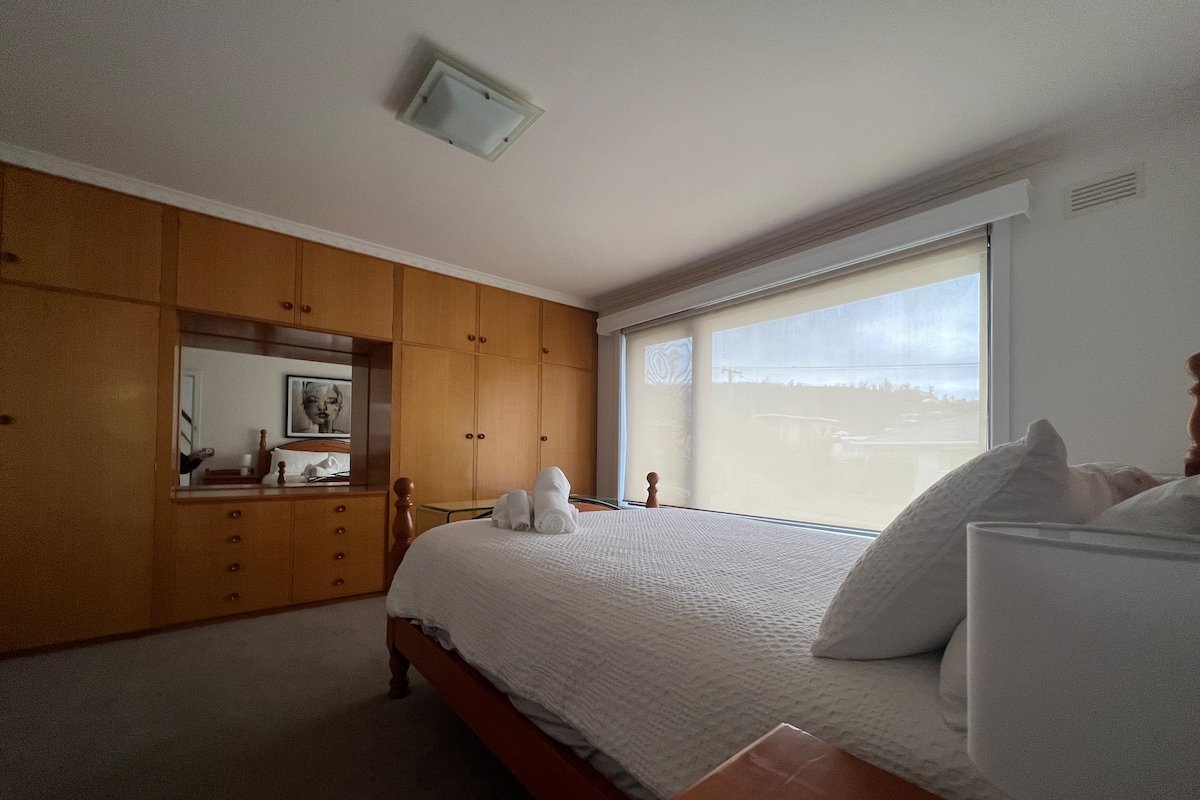 Modern light filled home gallery image 4