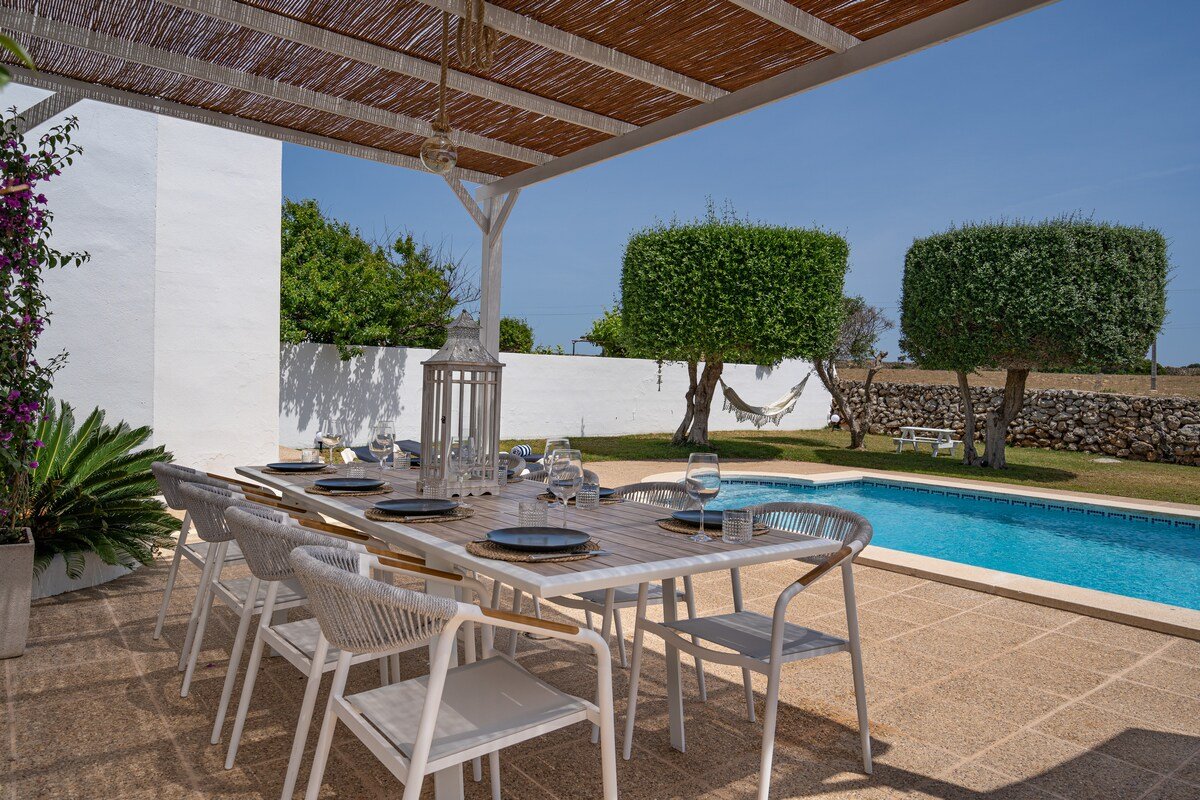 Private villa w/ large pool close to beach & shops gallery image 4