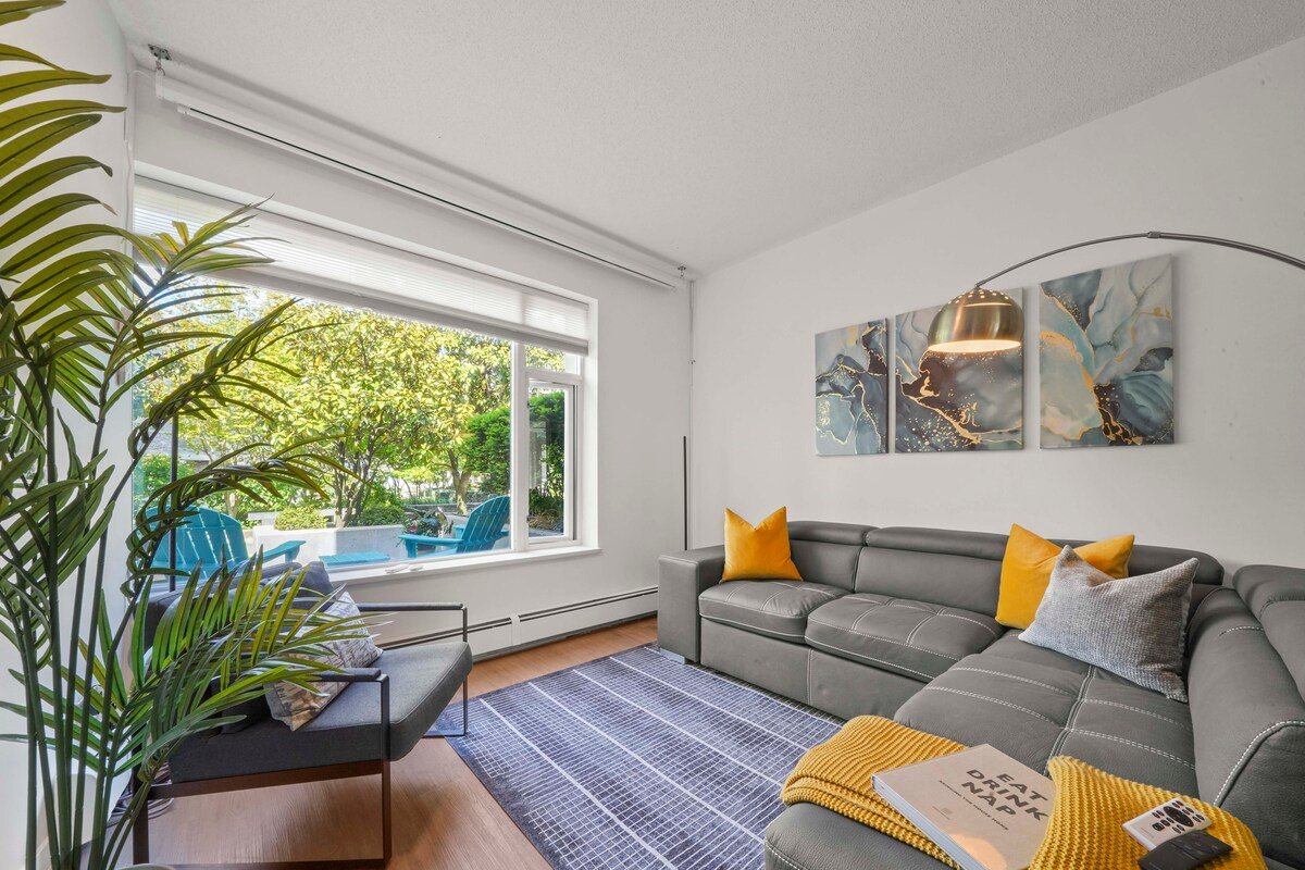 Private Rooftop l Spacious 3 Bed/2.5 Bath Townhome gallery image 2