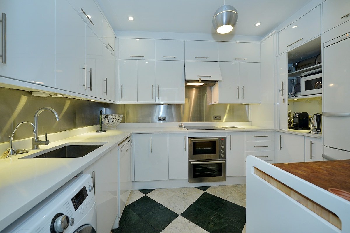 5 Bedroom Mews House, Knightsbridge gallery image 5