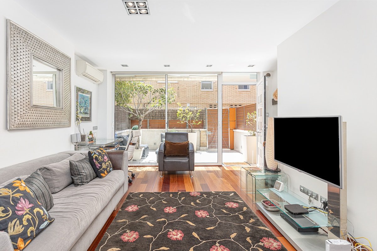 Oasis in the City – Splendid Seaside Villa gallery image 2