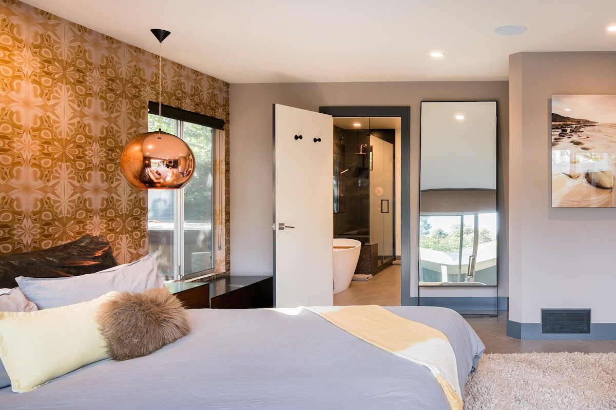 Luxurious Retreat on Extra-Large Lot near Stanford gallery image 5