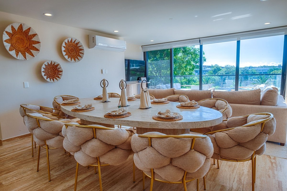 Stunning 4BR Luxury Retreat w Private Rooftop Pool gallery image 3