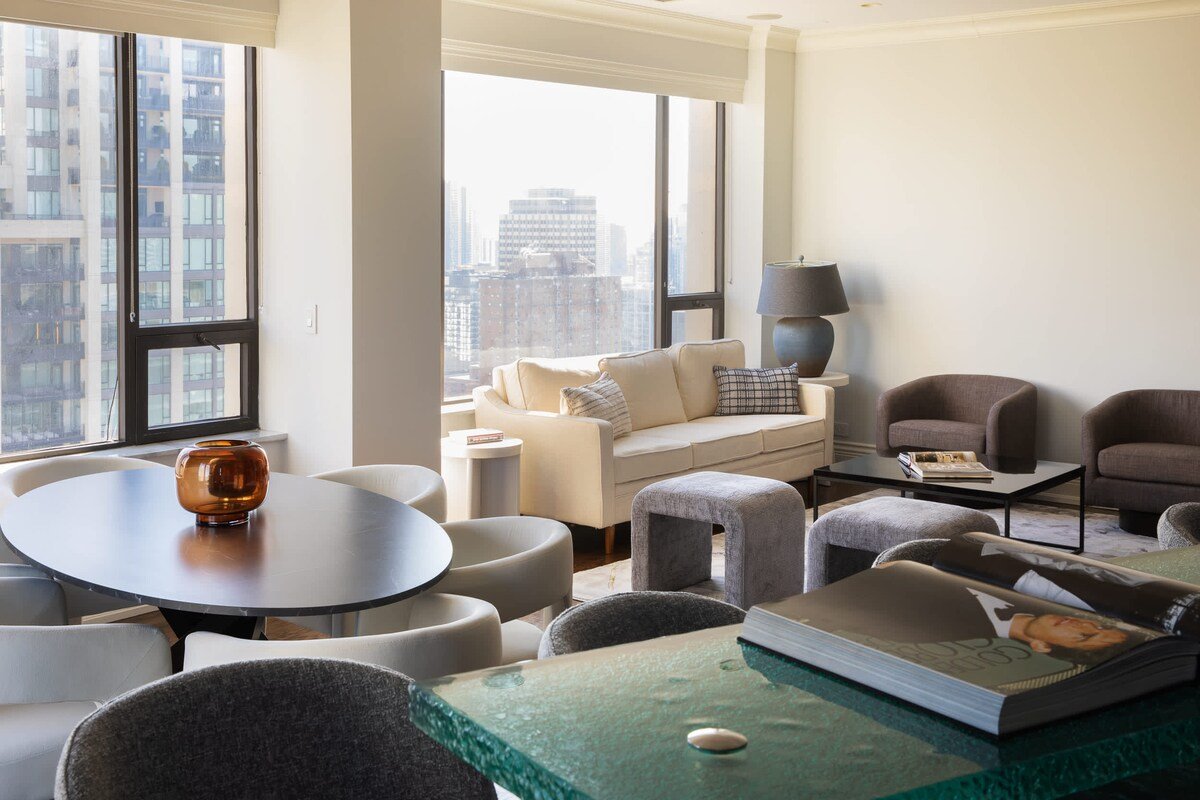 Luxury Designer Penthouse NW | Pool | Gold Coast gallery image 3