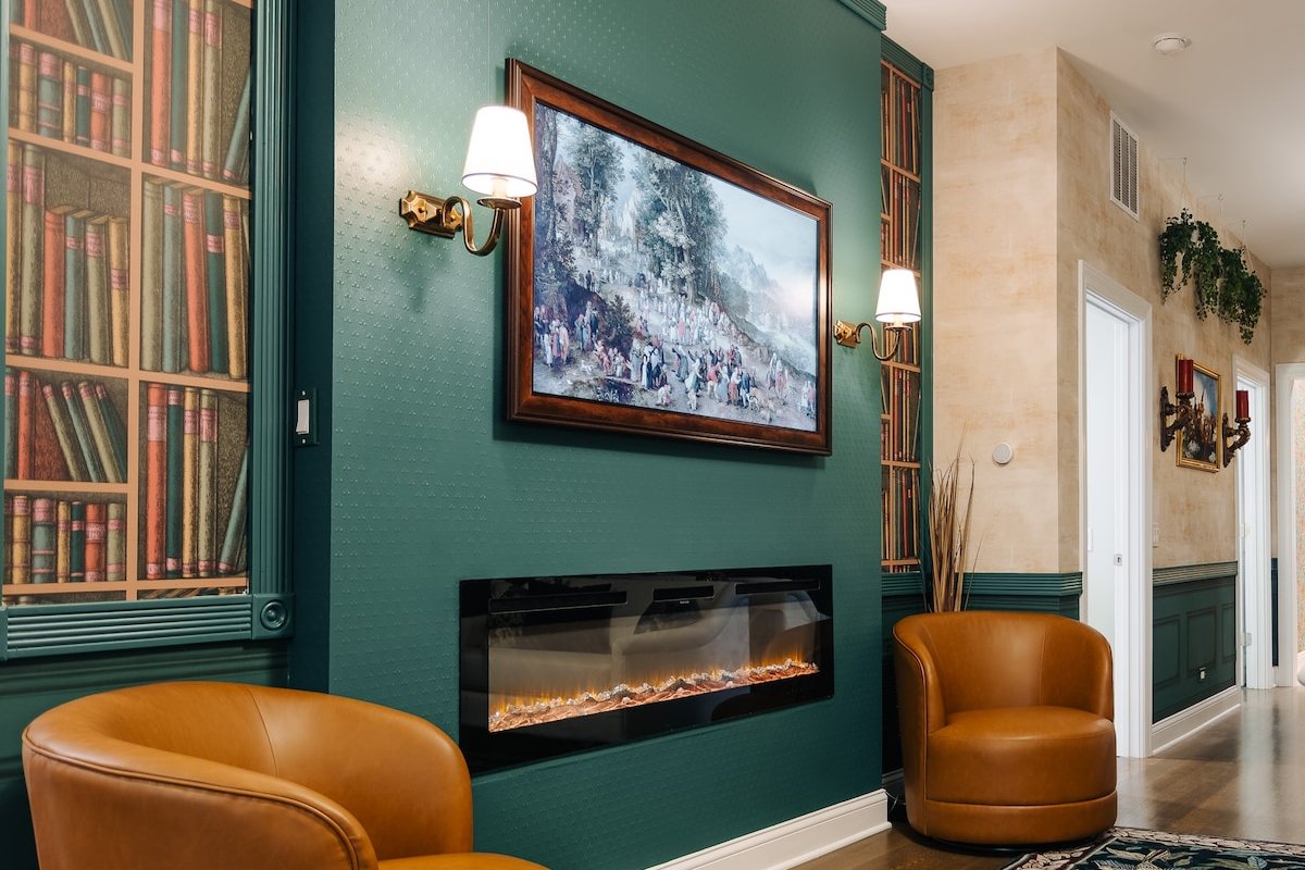 The Grand Vic: Large 5BD/3BA Home (+Garage) gallery image 2