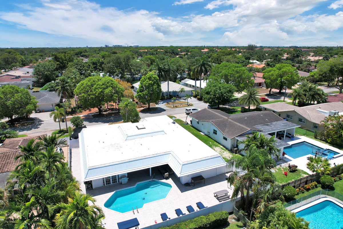 New modern 4 Bedroom+Office,Pool, bbq, game room