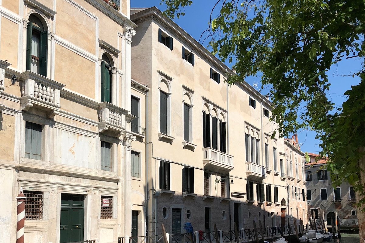 Terazier Apartment with Balcony and Canal Views gallery image 5