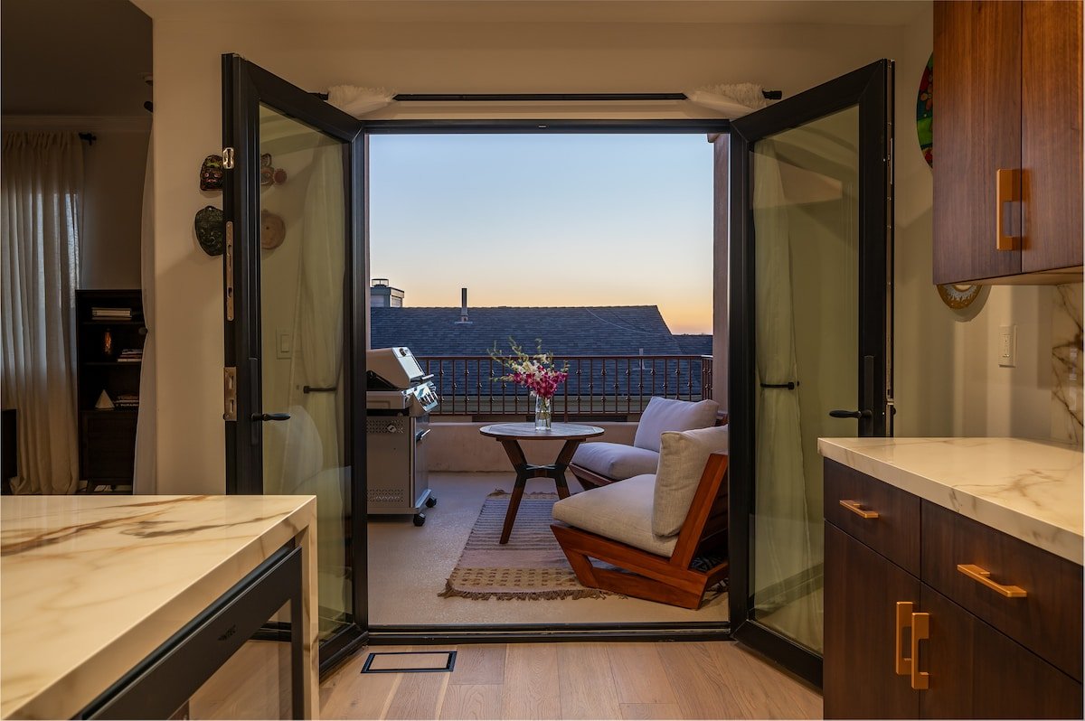 Phenomenal King, A/C, Rooftop Deck, Walk to Beach gallery image 5