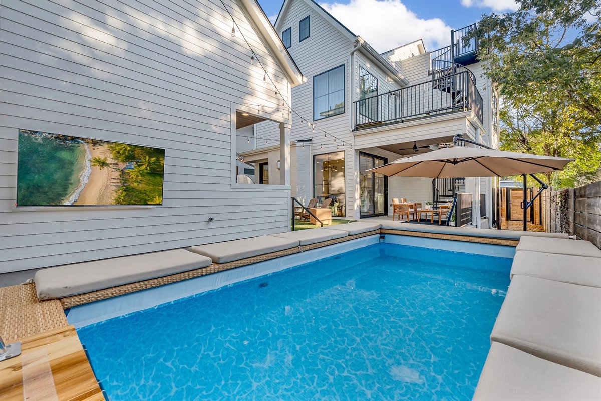 Charming House with 6 Bedrooms and a Pool | ATX