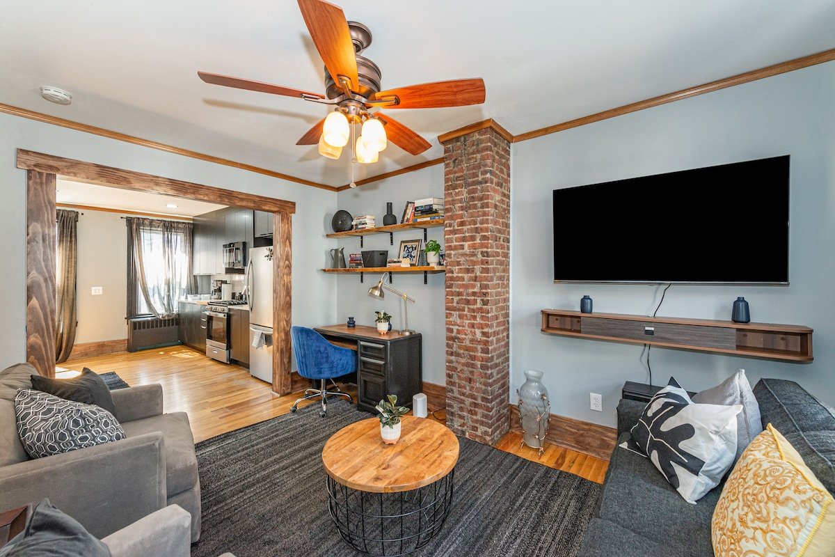 Private 3BR Home • Driveway Parking• 15 min to NYC gallery image 3