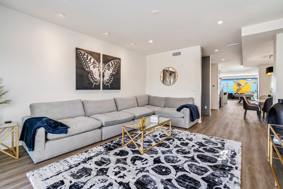 San Diego! Sleeps 12! Walk to Restaurants! 3 decks gallery image 4