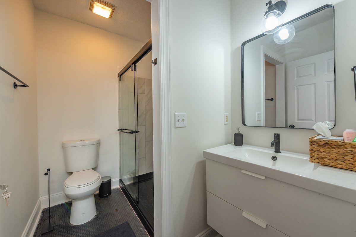 7000 SF • 10 min to Downtown • Hot Tub•Sauna•Bocce gallery image 5