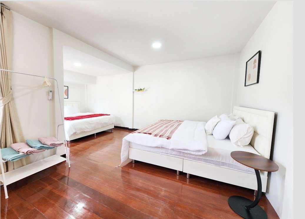 Big house for family trip: Whole gallery image 5