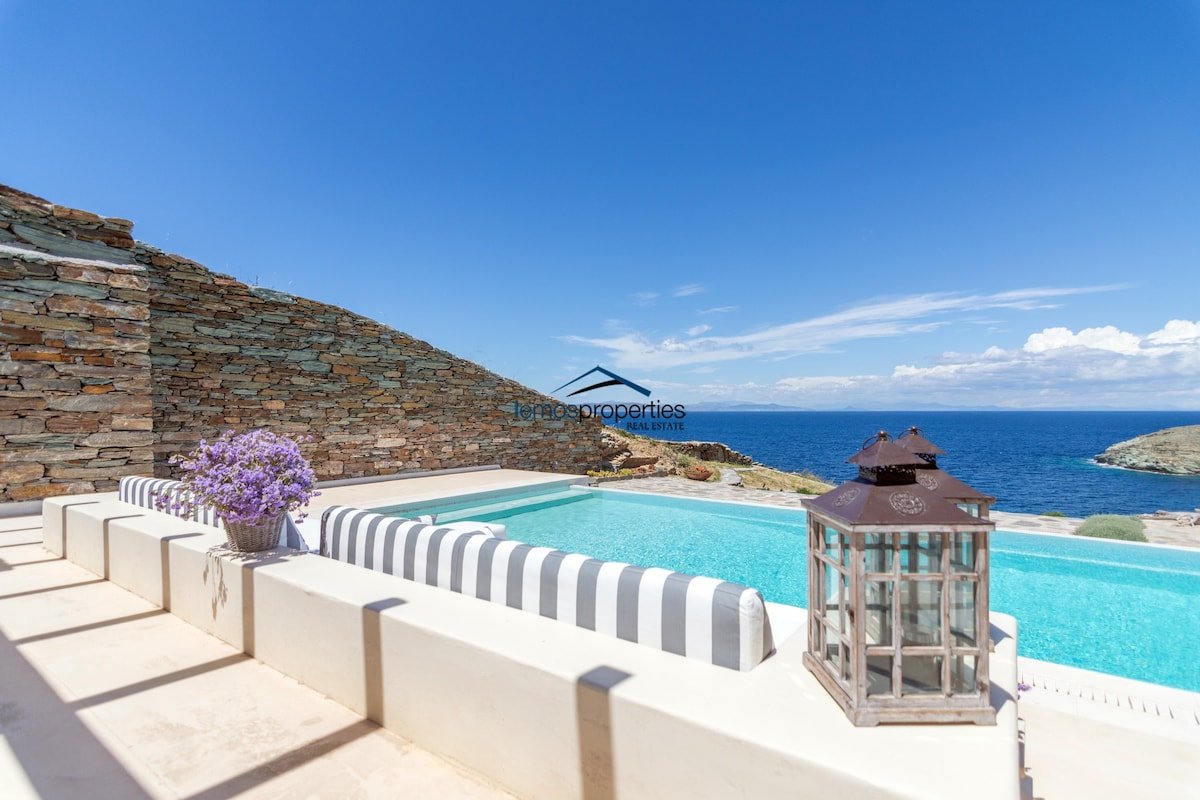 Luxurious stone villa with a swimming pool gallery image 4