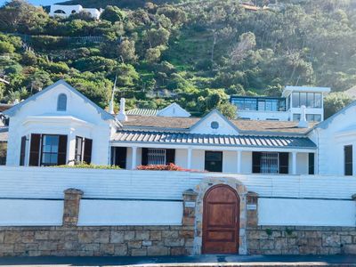 Spacious Oceanfront Historic Carisbrooke House