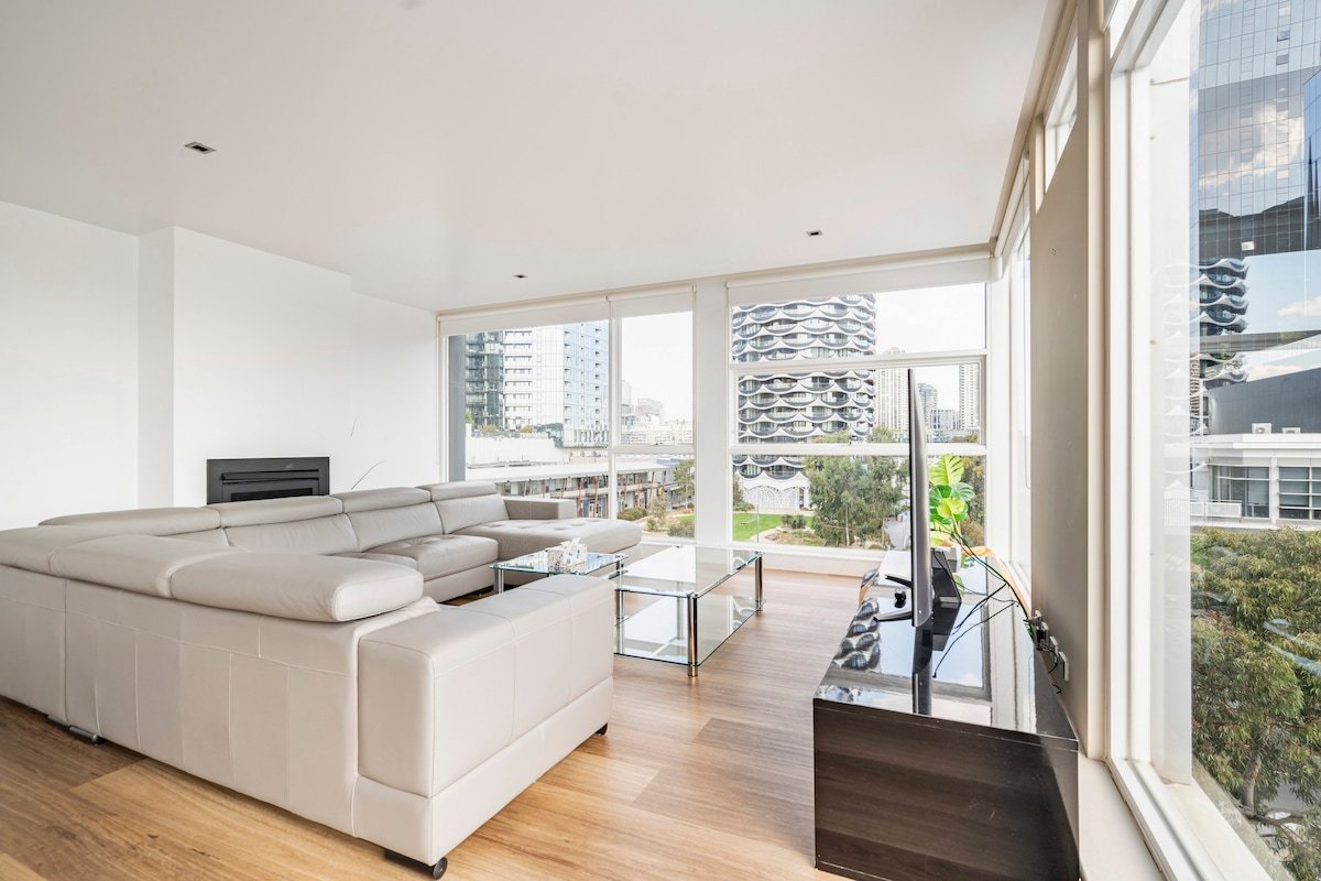 Docklands Luxury Penthouse Above the Shopping Town gallery image 2