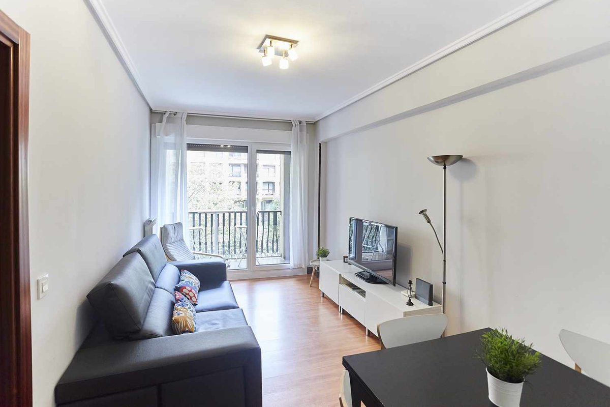 Bermingham: Private garage, close to the beach