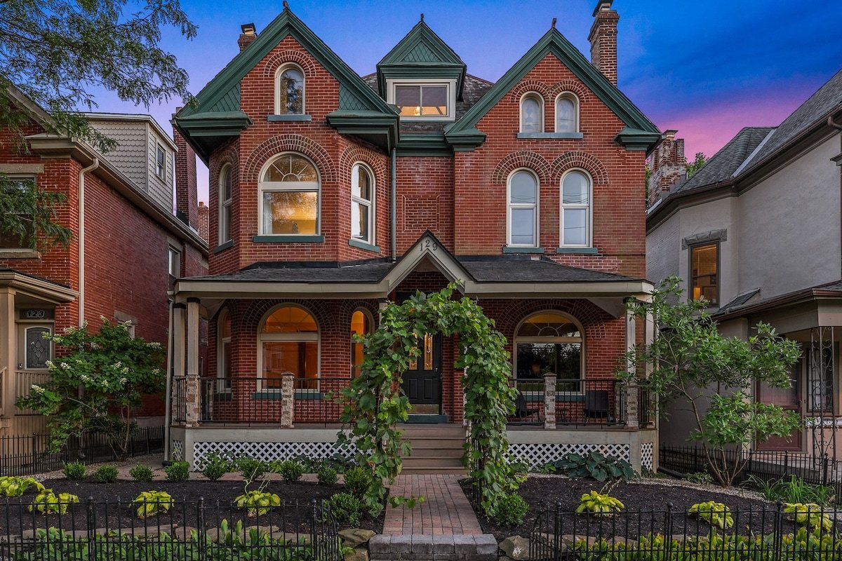 Gorgeous 5BR/10Bed | Large Private Outdoor Space! gallery image 2