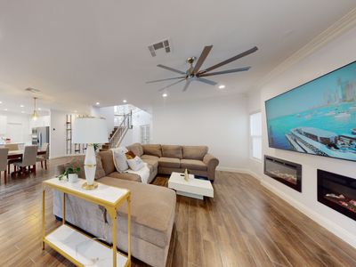 Strip view ,hot tub, BBQ , 8 minutes to strip