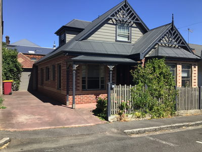 City townhouse, free parking, walk to city