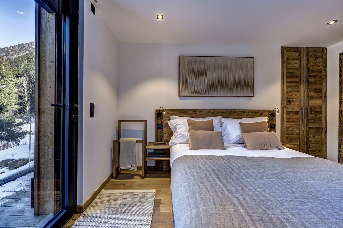 Quality Chalet with pastries & housekeeping daily gallery image 3