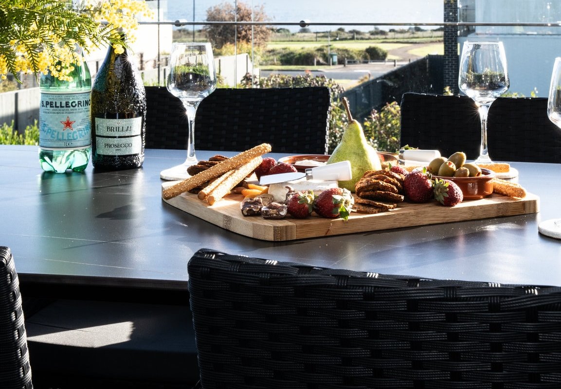 4BR Stylish Pool & Bay-View Retreat gallery image 3