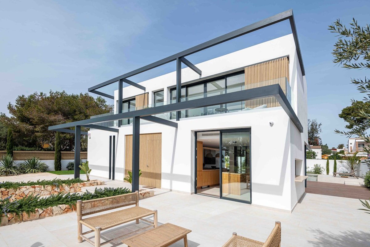 Chalet de lujo con piscina delante de la playa. gallery image 3