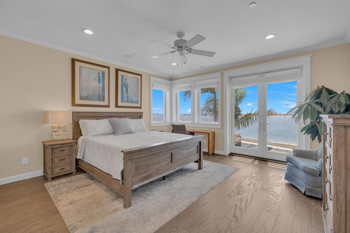 Bayfront 4BD Home- Rooftop Deck w/ Hot Tub & BBQ! gallery image 3