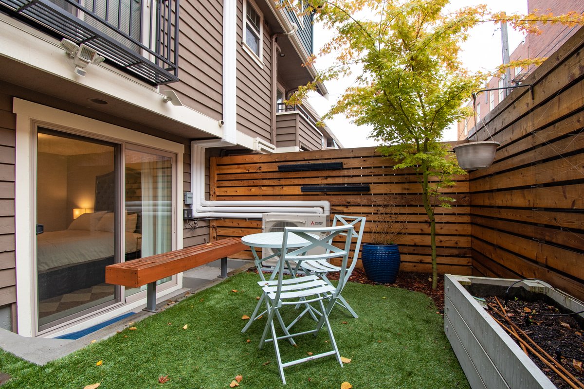 3 Bedroom Townhouse Downtown w/Private Backyard